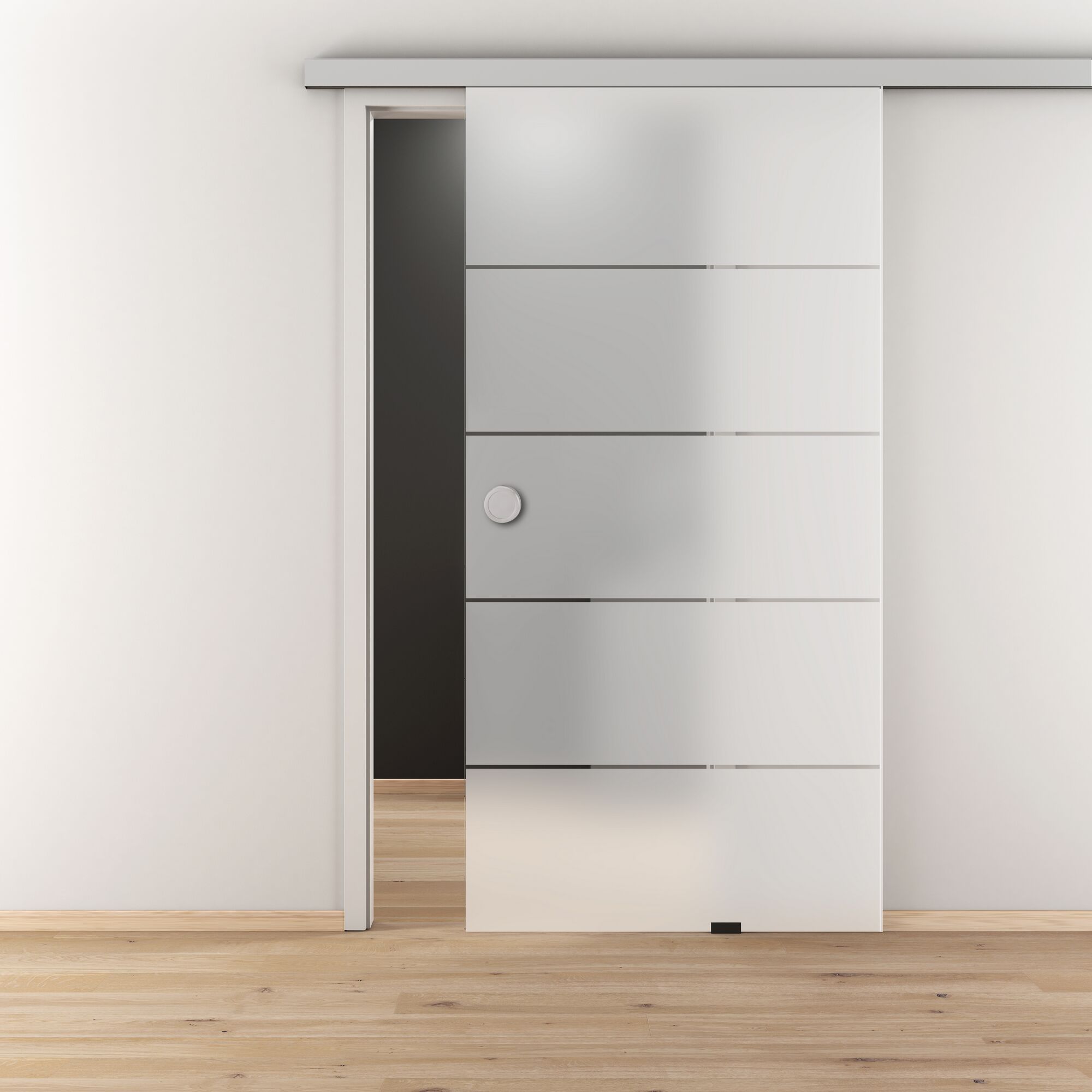 Offene Glasschiebetür mit Streifen