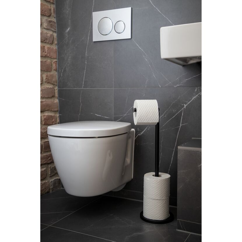 Toilette mit Toilettenpapierhalter