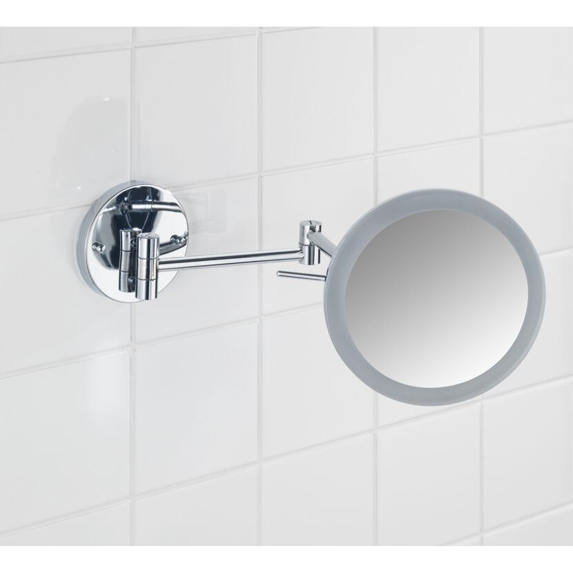 Ausziehbarer Kosmetikspiegel an Wand