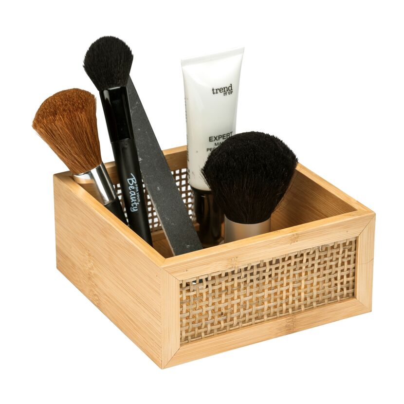 Bambuskiste mit Make-up Pinseln und Nagelfeile