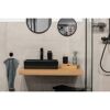 Modernes Badezimmer mit schwarzen Akzenten