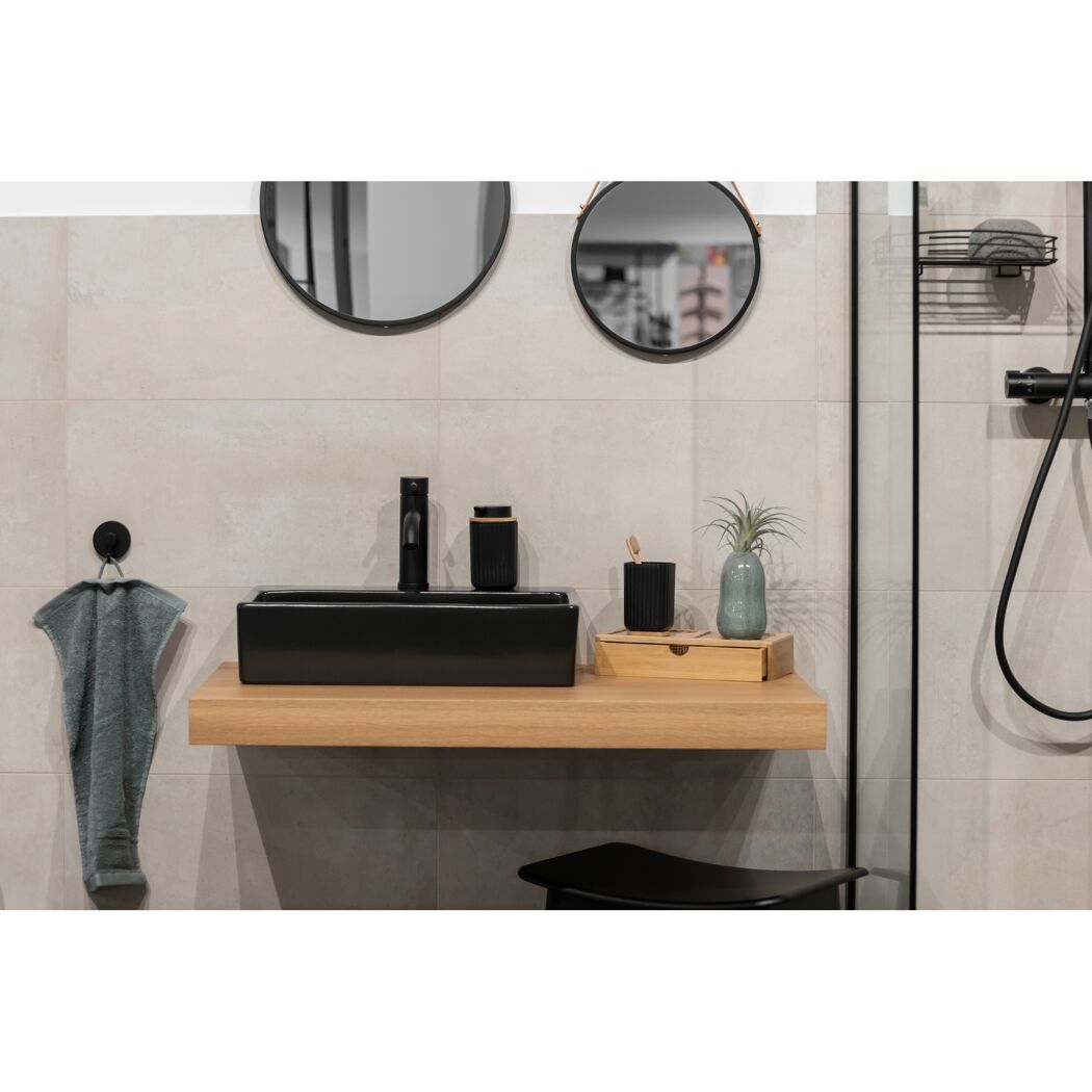 Modernes Badezimmer mit schwarzen Akzenten