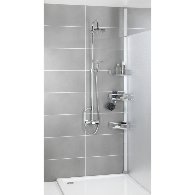 Dusche mit Duschkopf und Ablage