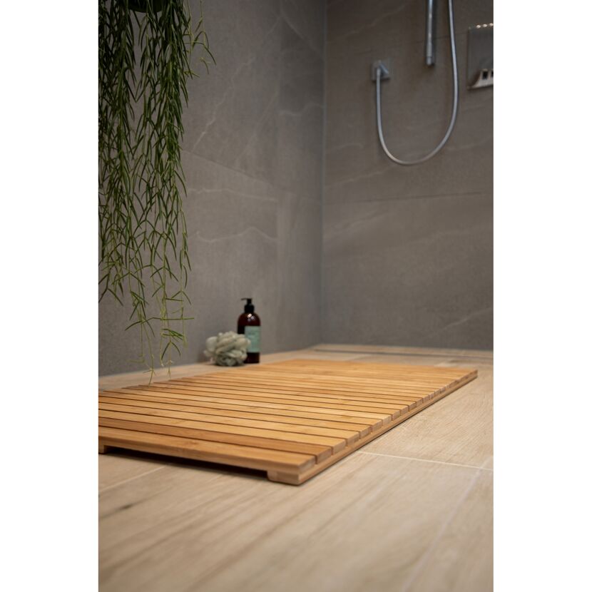 Bambus-Badematte im Badezimmer