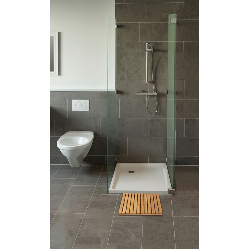 Modernes Badezimmer mit Duschvorleger aus Bambus