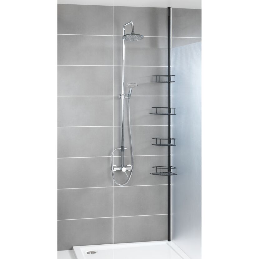 Dusche mit Duschkopf und Eckregal