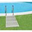 Holzrost vor Pool