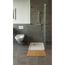 Modernes Badezimmer mit Dusche und Bambusmatte