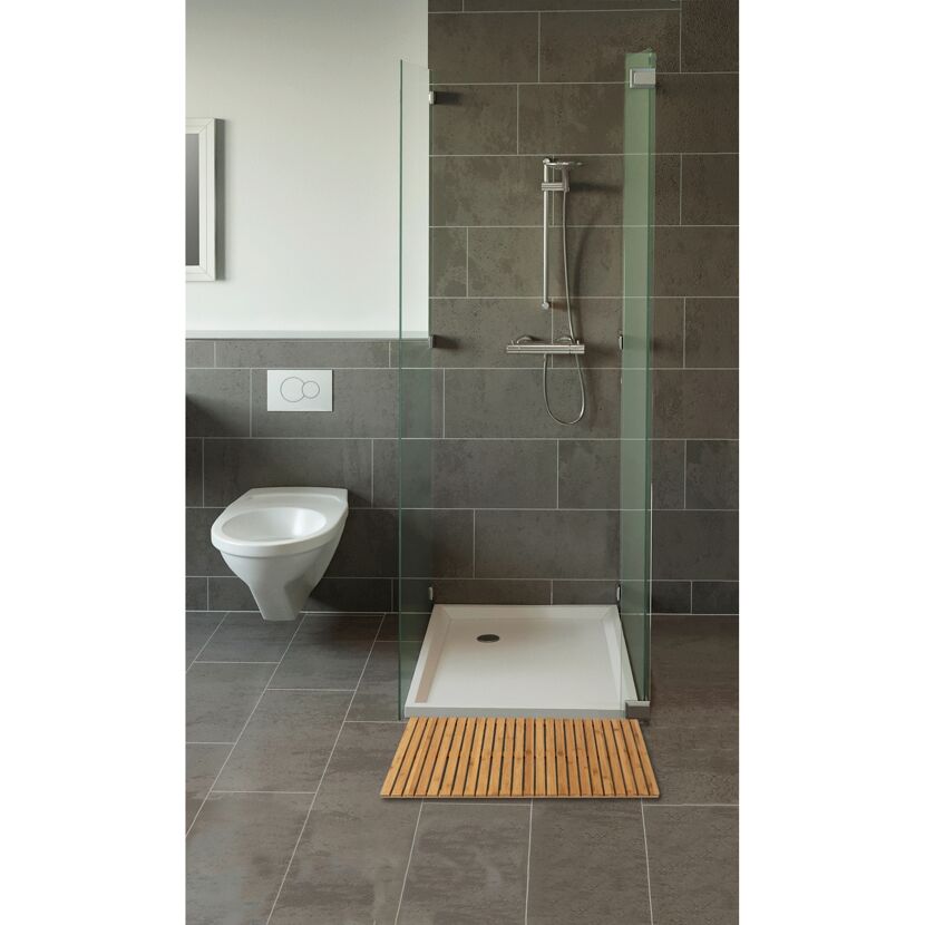 Modernes Badezimmer mit Dusche und Bambusmatte
