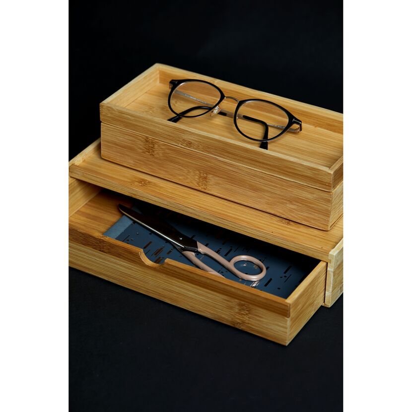 Bambusbox mit Brille und Schere