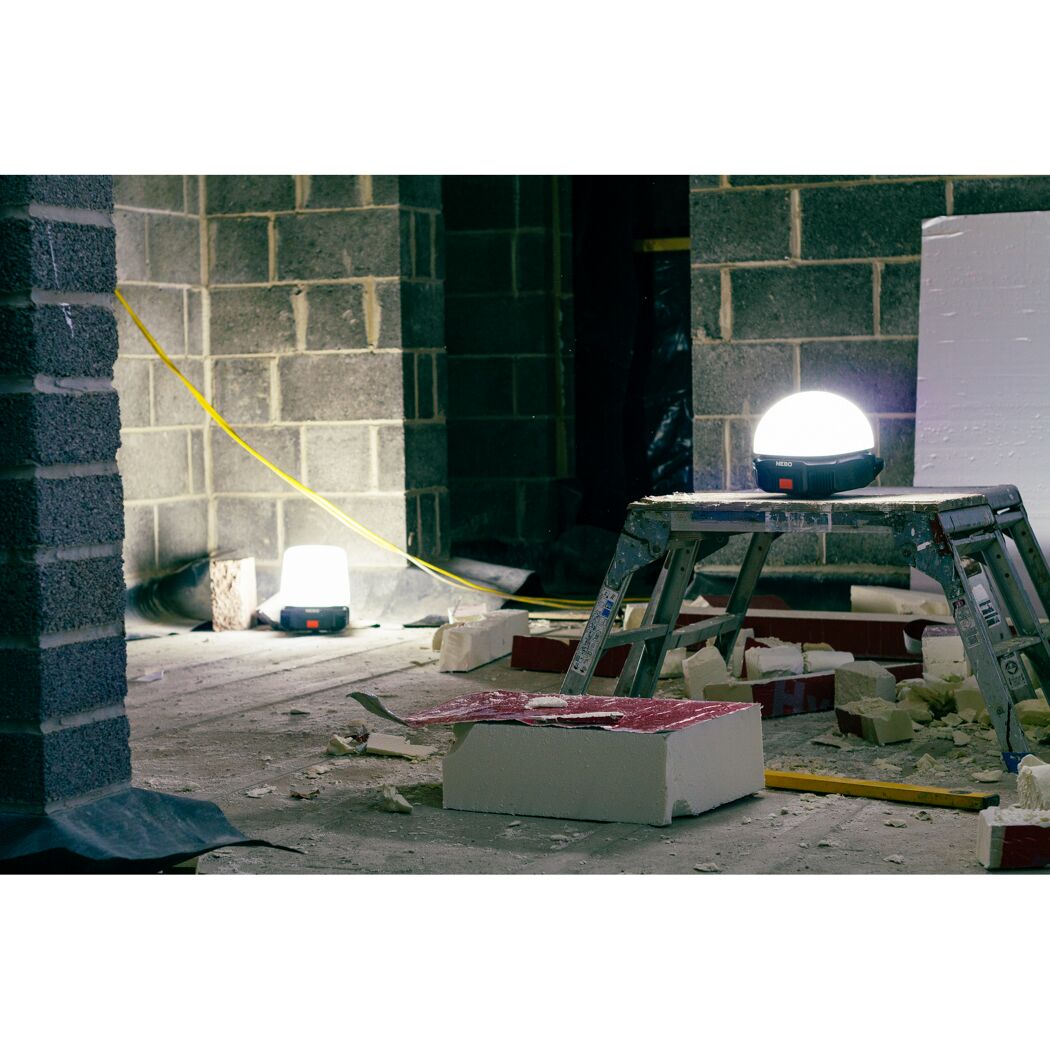 Baustelle mit zwei Baustellenleuchten