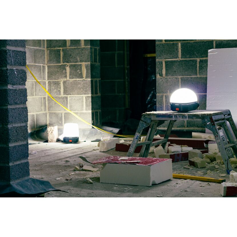 Baustelle mit zwei Baustellenleuchten
