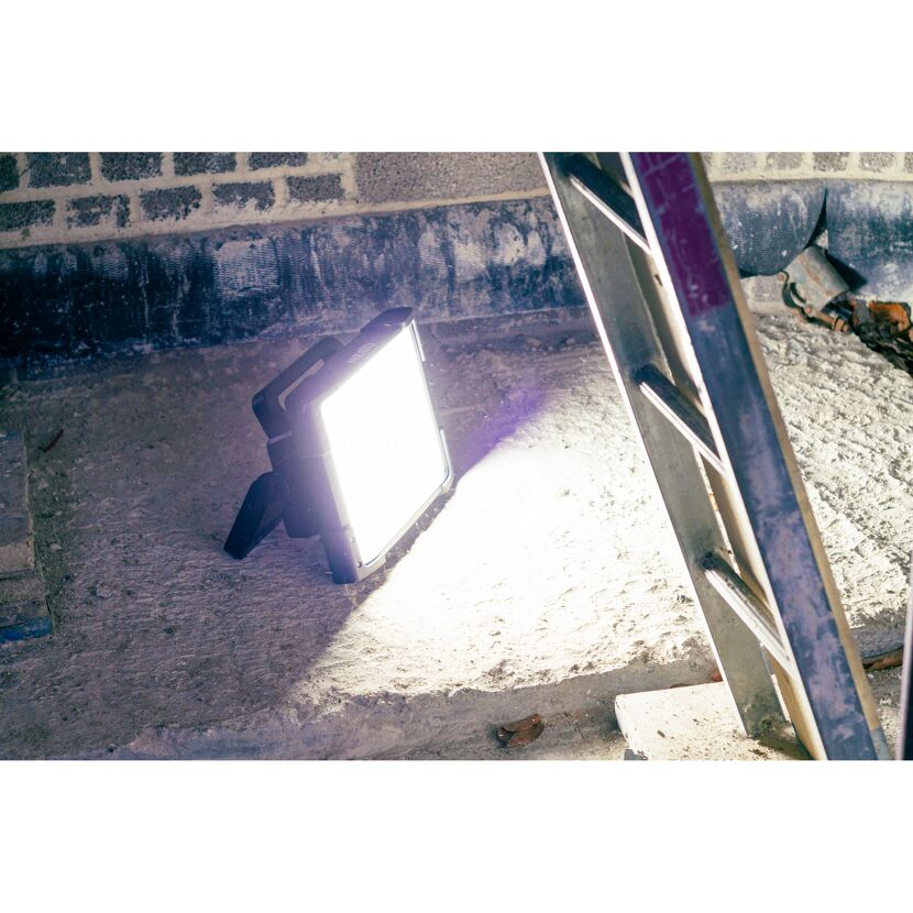 Baustellenleuchte leuchtet Betonboden aus