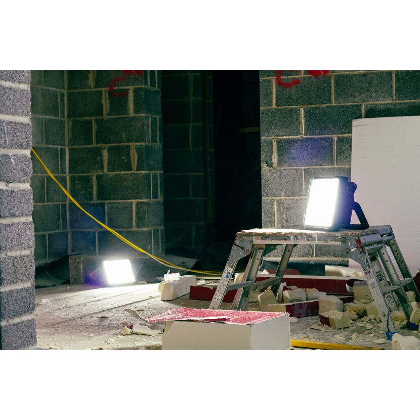 Baustelle mit Baustrahler auf Leiter