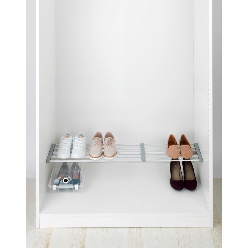 Schuhe auf Teleskop-Klemmregal im Schrank