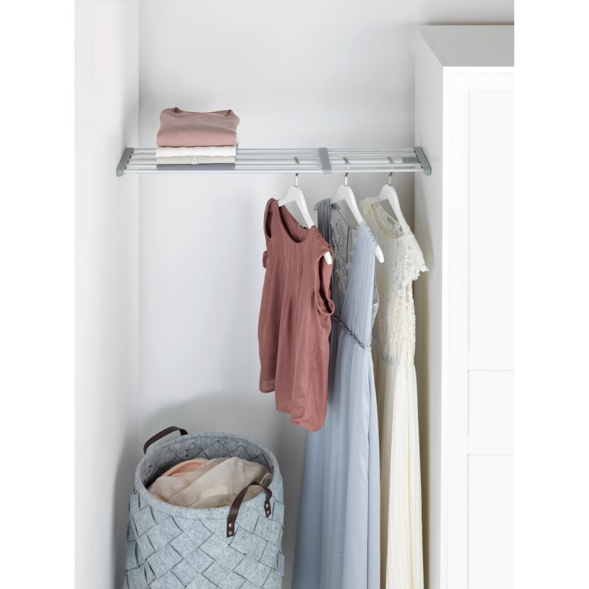 Kleiderbügel und Teleskop-Klemmregal im Kleiderschrank