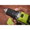 Person hält Akkuschrauber