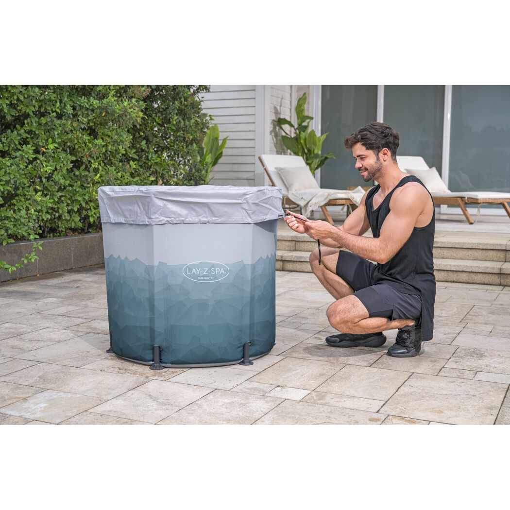 Person beim Aufbauen eines LAY-Z-SPA Eisbads