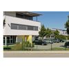 Modernes Bürogebäude mit Parkplatz