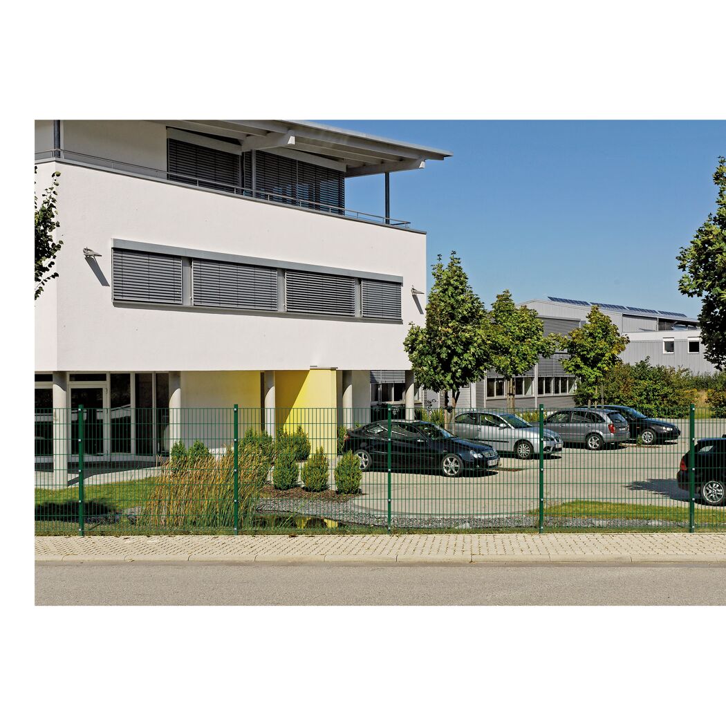 Modernes Bürogebäude mit Parkplatz