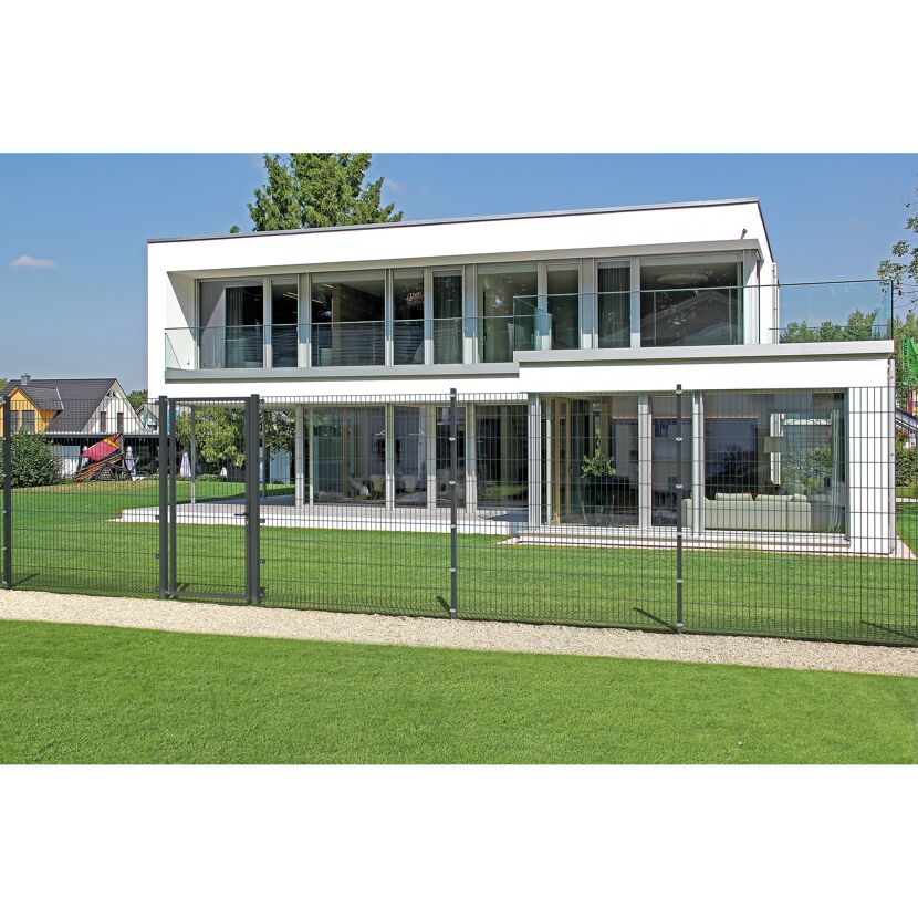 Haus mit Doppelstabmattenzaun