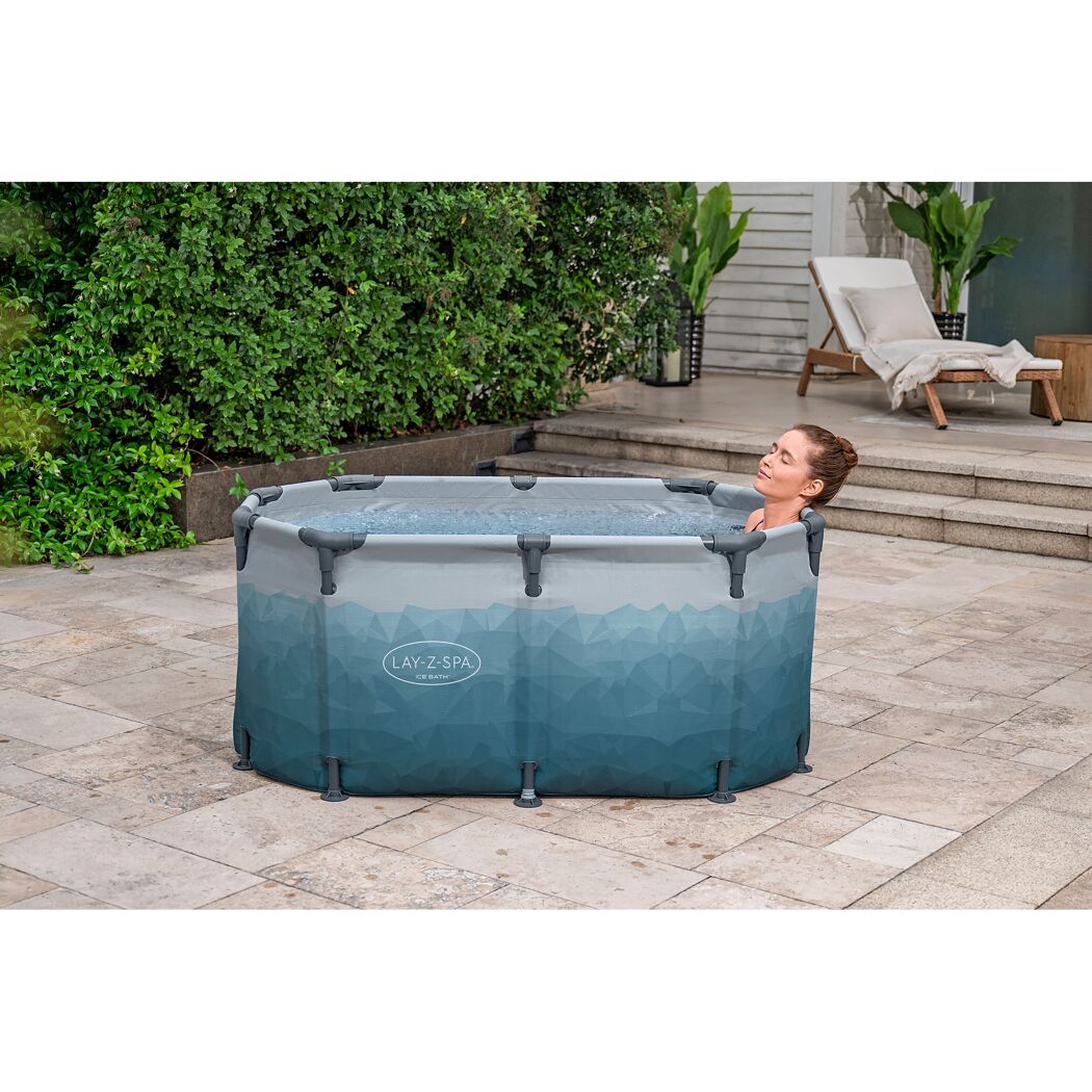 Person in einem Eisbad im Garten