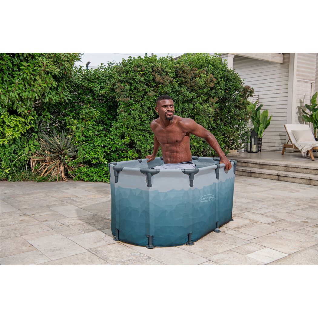 Person in einem LAY-Z-SPA Eisbad