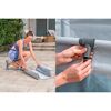 Person baut Eisbad auf