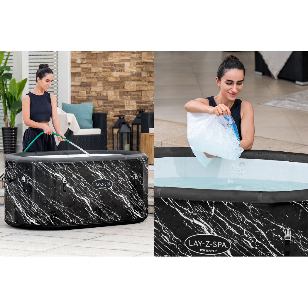 Person befüllt LAY-Z-SPA Eisbad