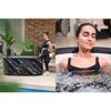 Person in einem LAY-Z-SPA Eisbad