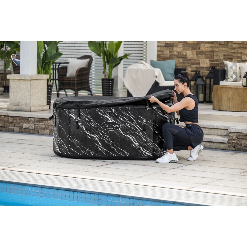 Person deckt Eisbad ab