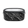 Runder, schwarzer Whirlpool mit Marmoroptik
