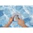 Person drückt Knopf auf Salzwasser-Schwimmer