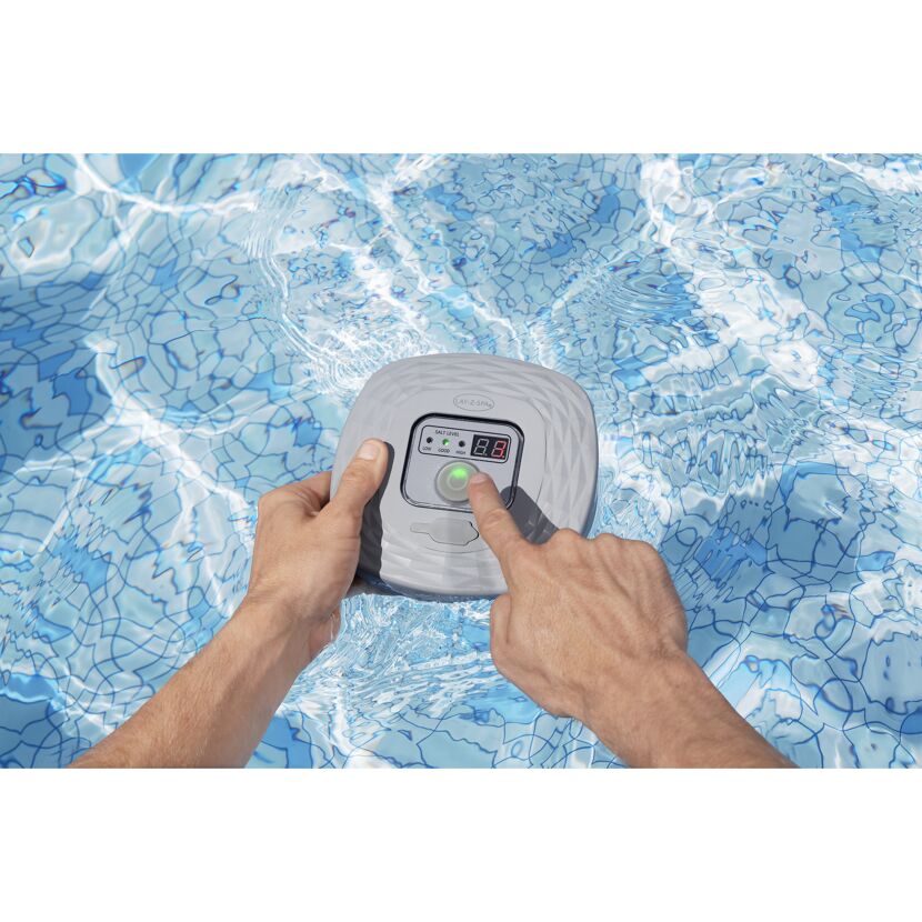 Person drückt Knopf auf Salzwasser-Schwimmer
