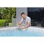 Person reinigt Whirlpool mit Filter