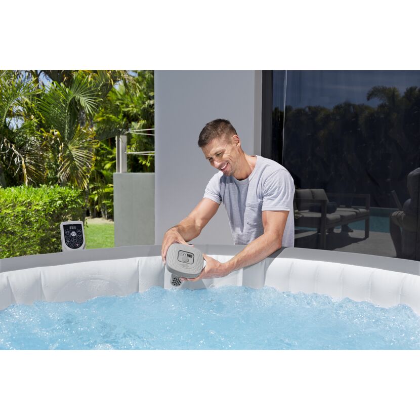 Person reinigt Whirlpool mit Filter