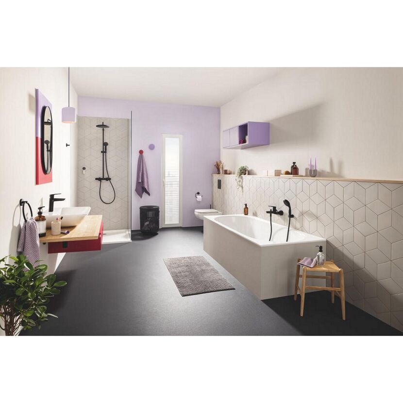 Modernes Badezimmer mit Badewanne