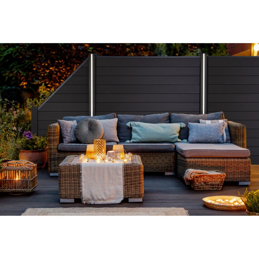 Gemütliche Lounge-Ecke auf Terrasse mit Sichtschutz