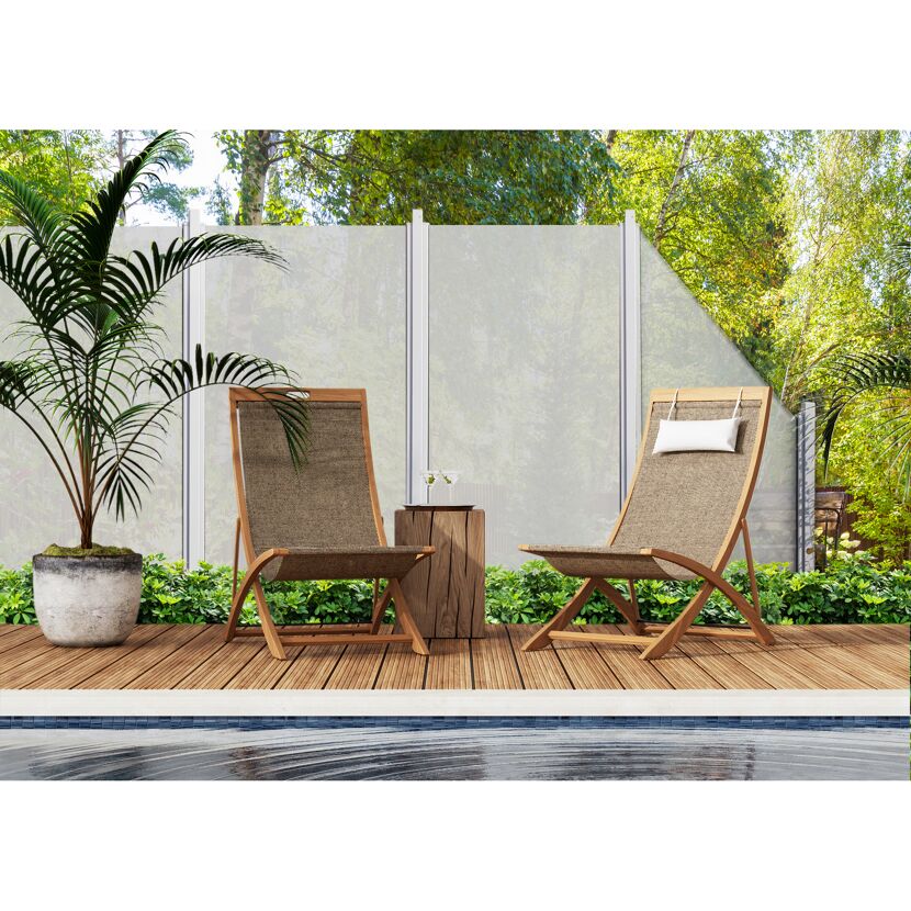 Zwei Liegestühle auf einer Terrasse am Pool