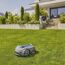 Mähroboter GARDENA auf grünem Rasen