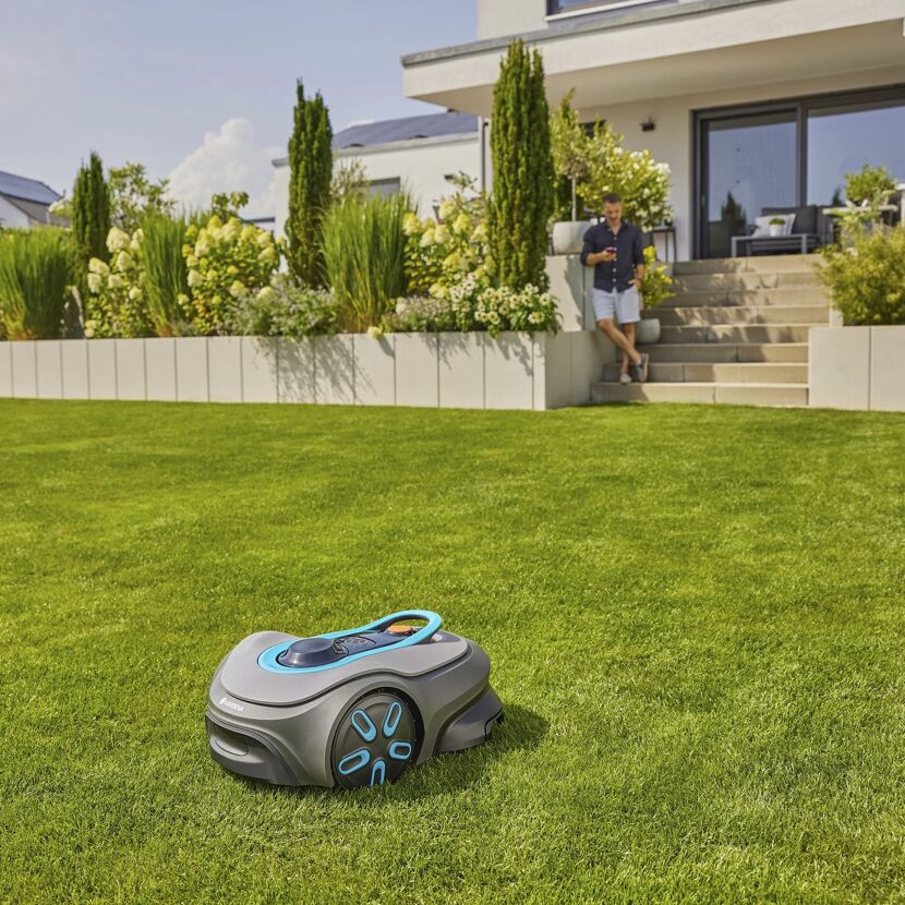 Mähroboter GARDENA auf grünem Rasen