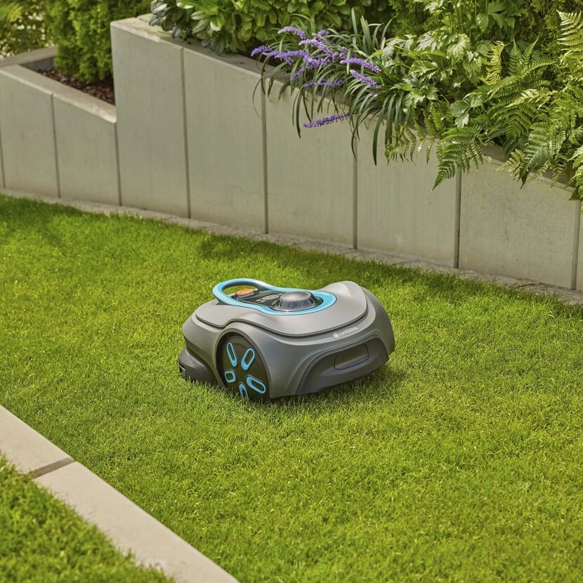 Mähroboter auf grünem Rasen
