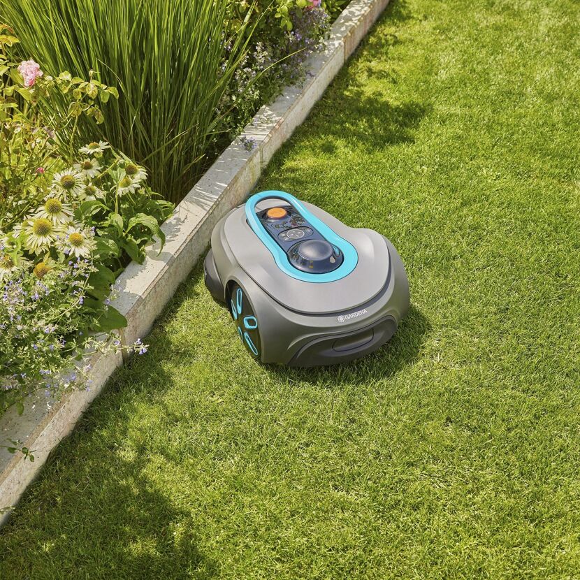 Mähroboter auf grünem Rasen