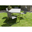 Gartenmöbel-Set mit Tisch und vier Stühlen auf Rasen
