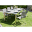 Gartenmöbel-Set mit Tisch und Stühlen auf Rasen