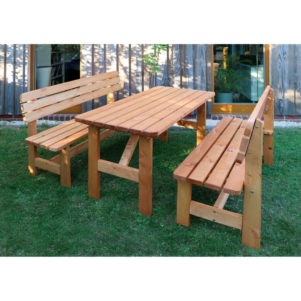 Holztisch mit zwei Bänken auf dem Rasen