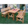 Holztisch mit zwei Bänken im Garten