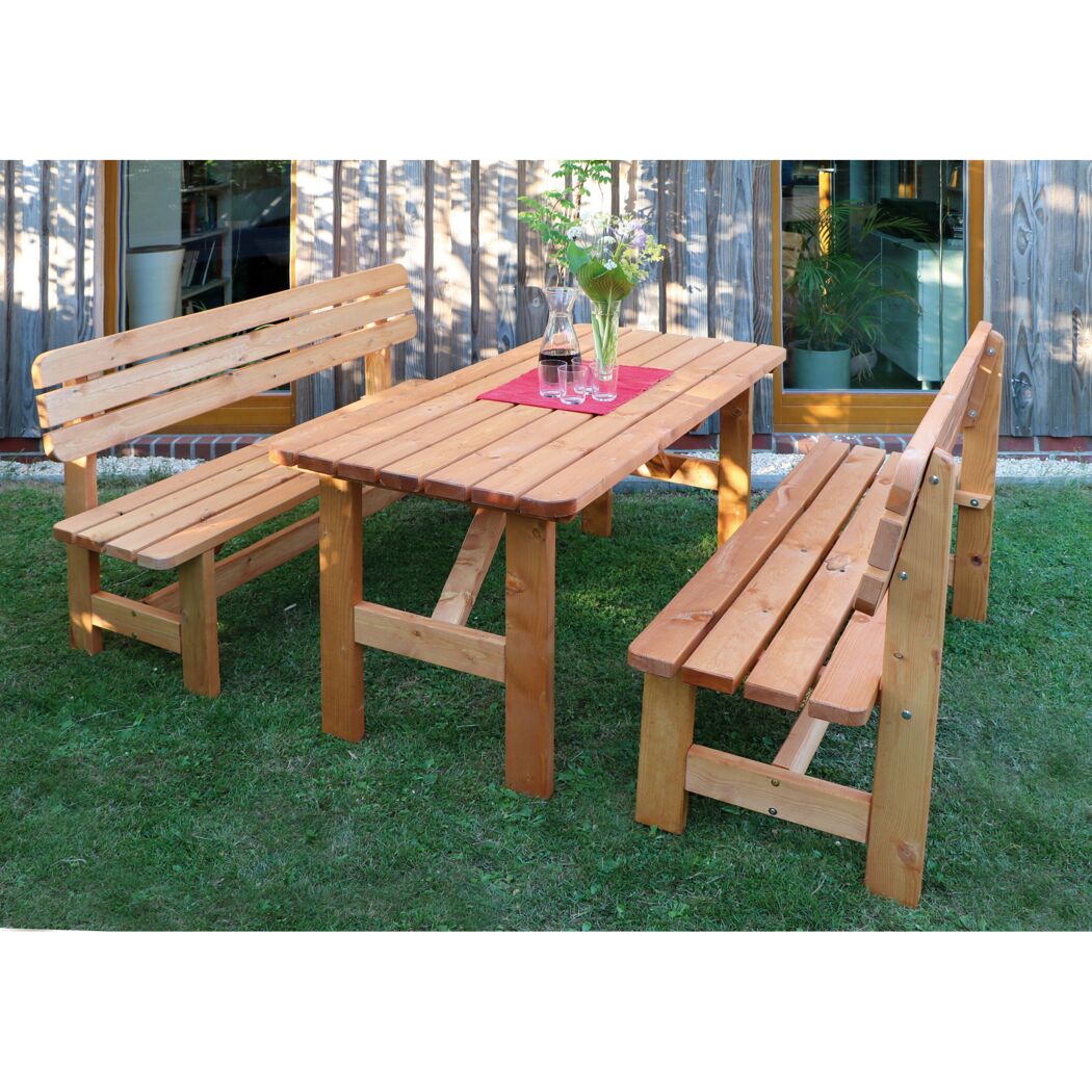 Holztisch mit zwei Bänken im Garten