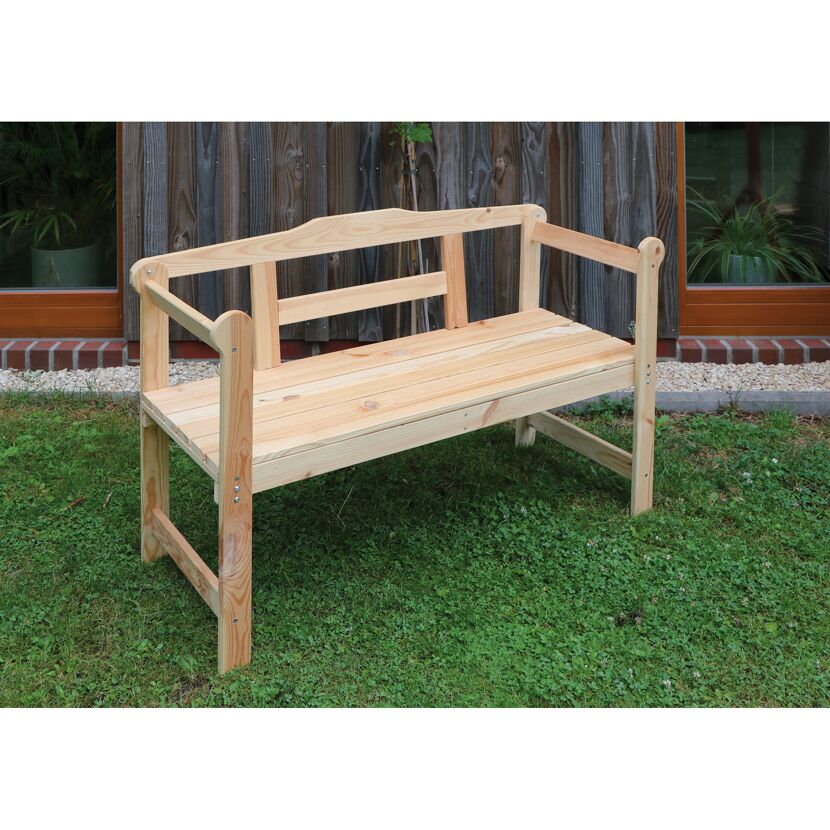 Holzbank auf dem Rasen