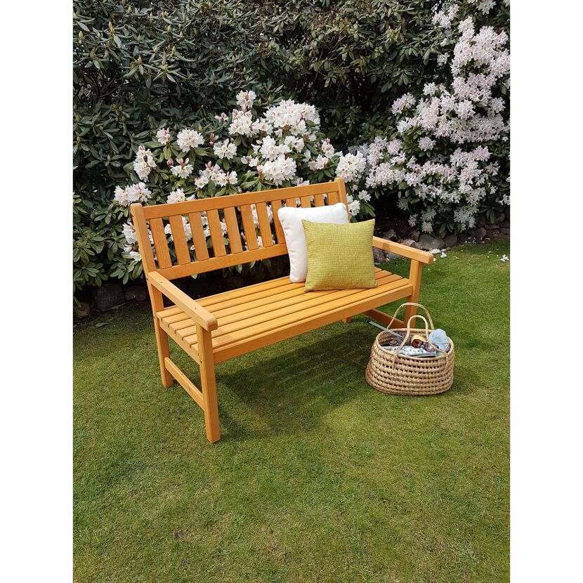 Gartenbank aus Holz mit Kissen